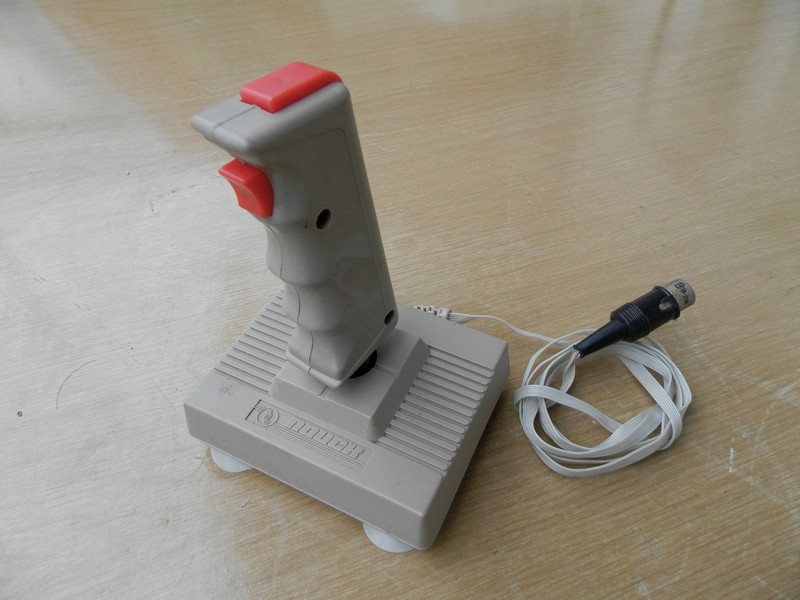 ovladac_joystick_poisk_pred.jpg, 105kB