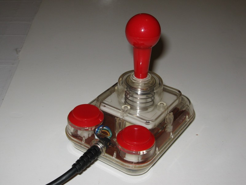 ovladac_joystick_pruhledny_spod.jpg, 68 kB