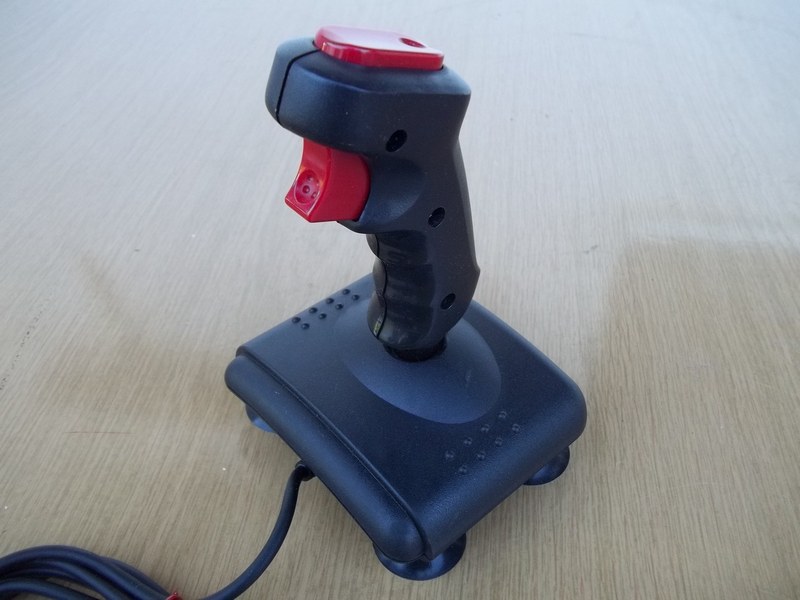 ovladac_joystick_qj_sv121_spod.jpg, 146 kB