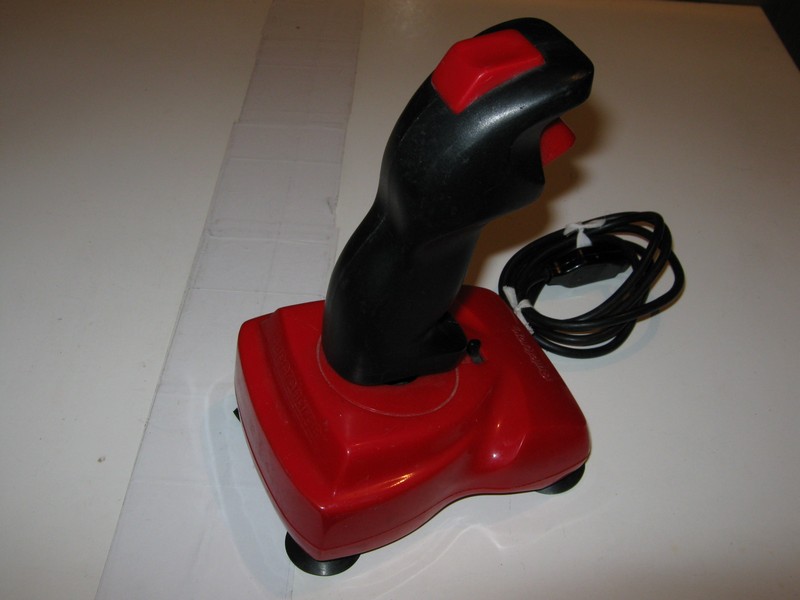 ovladac_joystick_quickjoy3_spod.jpg, 64 kB