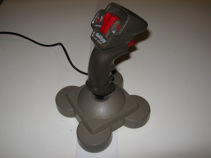 ovladac_joystick_quickjoy_je_spod.jpg, 56 kB