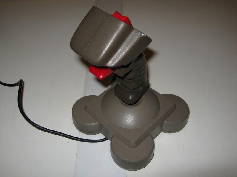 ovladac_joystick_quickjoy_je_vrch.jpg, 60 kB