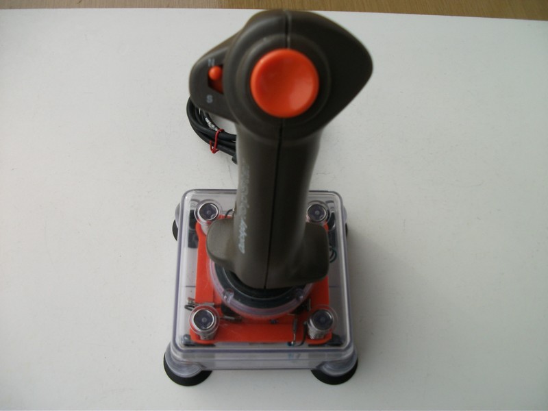 ovladac_joystick_quickjoy_pruhlednyhnedapaka_zvrchu.jpg, 98 kB