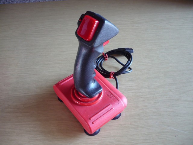 ovladac_joystick_quickjoy_turbosv124_spod.jpg, 60 kB