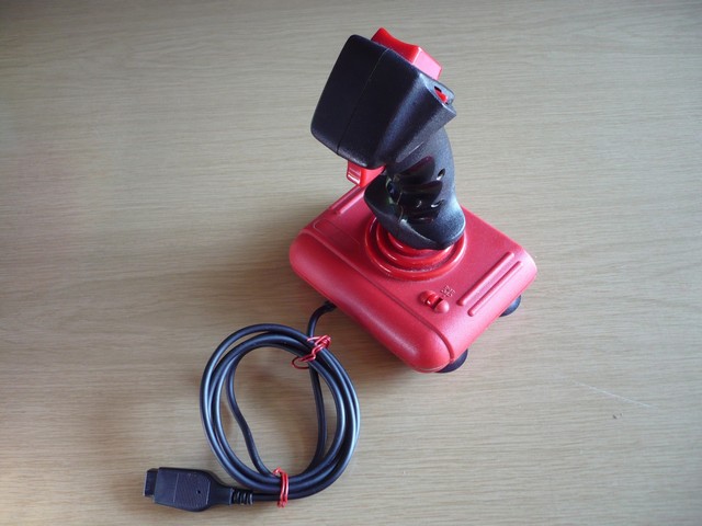 ovladac_joystick_quickjoy_turbosv124_vrch.jpg, 60 kB