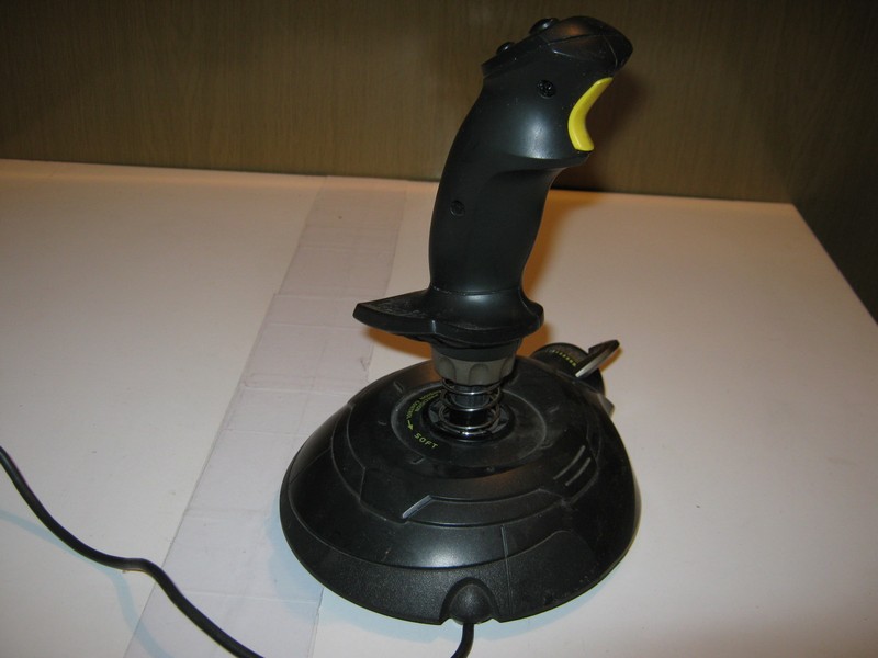 ovladac_joystick_saltek_st110_vrch.jpg, 68 kB