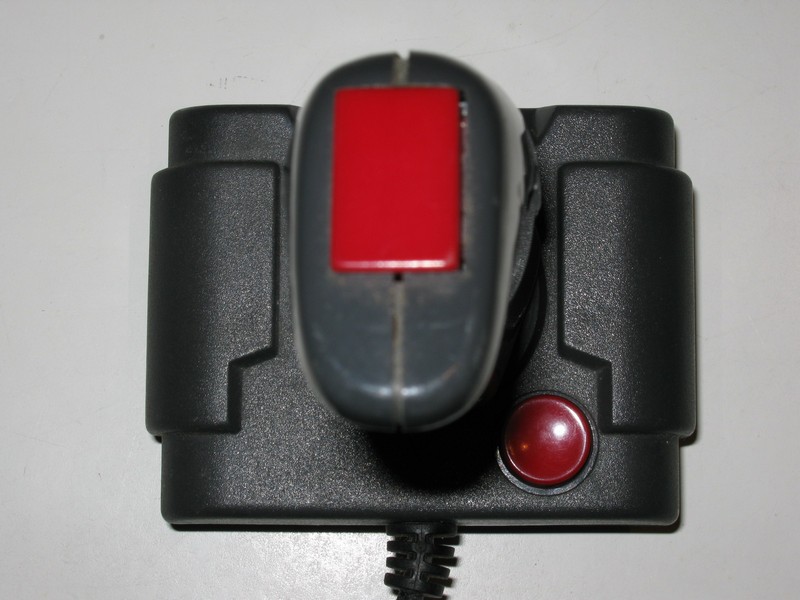 ovladac_joystick_sedivycervenytlacitka_pred2.jpg, 90 kB