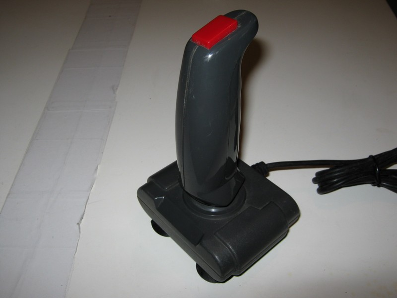 ovladac_joystick_sedivycervenytlacitka_spod.jpg, 56 kB