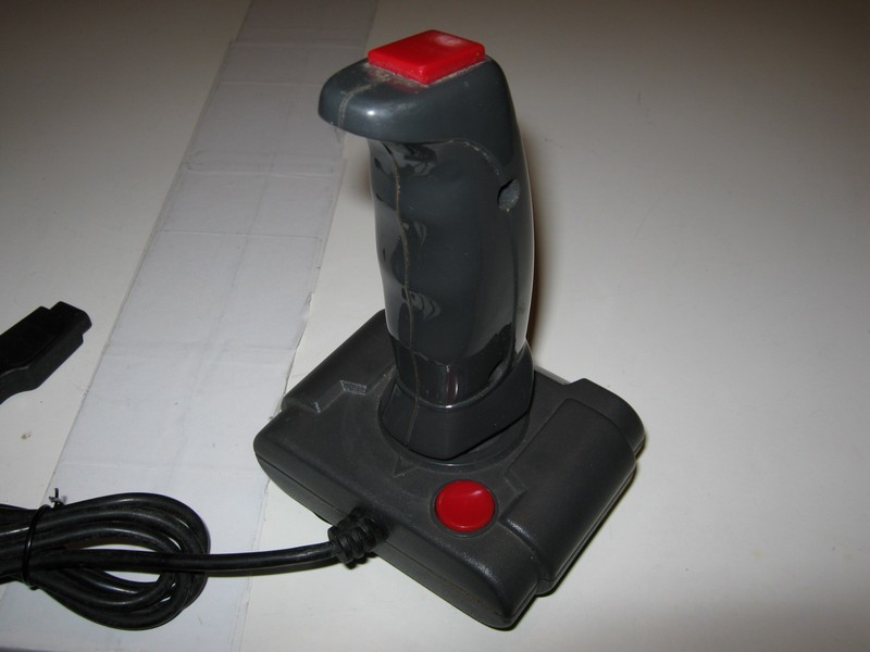 ovladac_joystick_sedivycervenytlacitka_vrch.jpg, 65 kB