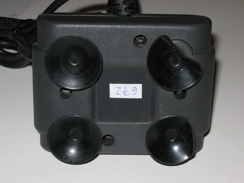 ovladac_joystick_sedivycervenytlacitka_vzad.jpg, 86 kB