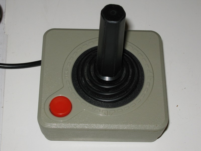 ovladac_joystick_sedycernapakacervenetlacitko_pred.jpg, 73 kB