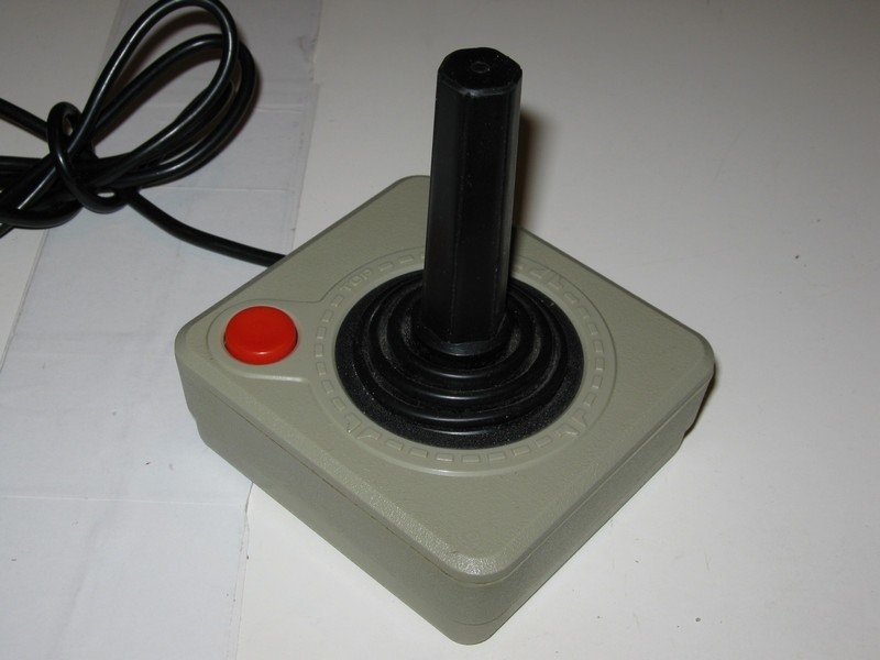 ovladac_joystick_sedycernapakacervenetlacitko_spod.jpg, 68 kB