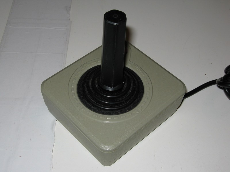 ovladac_joystick_sedycernapakacervenetlacitko_vrch.jpg, 62 kB