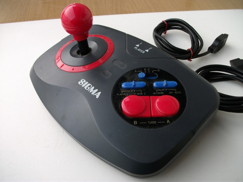 ovladac_joystick_sigma_velkaplacatakombinovanahnedascervenoupakou_spod.jpg, 125 kB