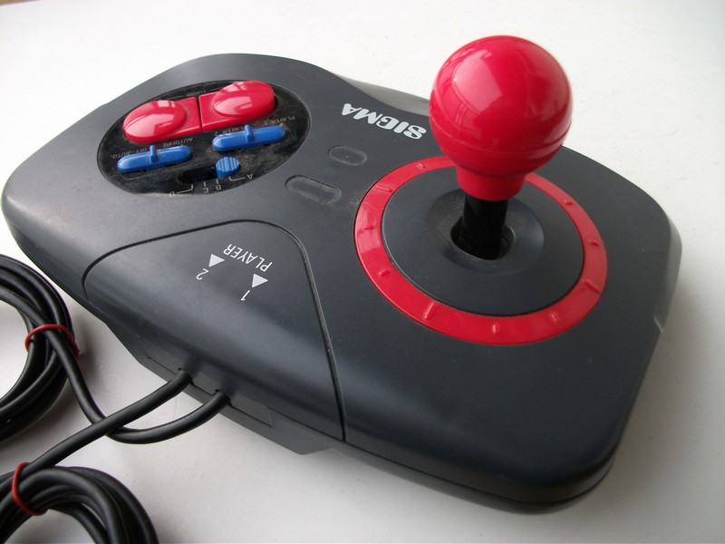 ovladac_joystick_sigma_velkaplacatakombinovanahnedascervenoupakou_vrch.jpg, 132 kB