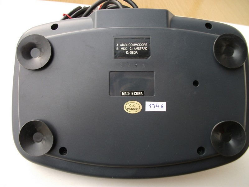 ovladac_joystick_sigma_velkaplacatakombinovanahnedascervenoupakou_vzad.jpg, 118 kB