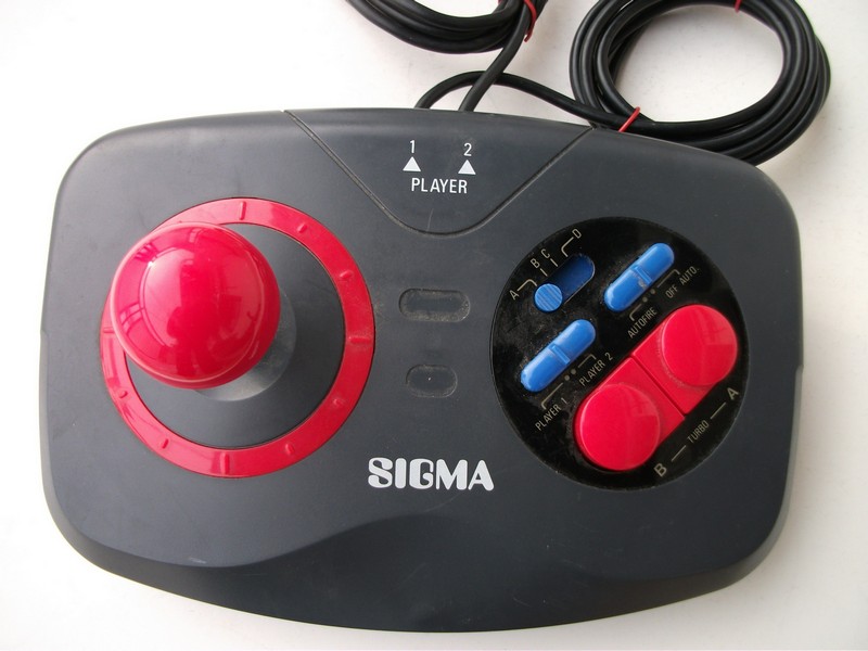 ovladac_joystick_sigma_velkaplacatakombinovanahnedascervenoupakou_zvrchu.jpg, 135 kB