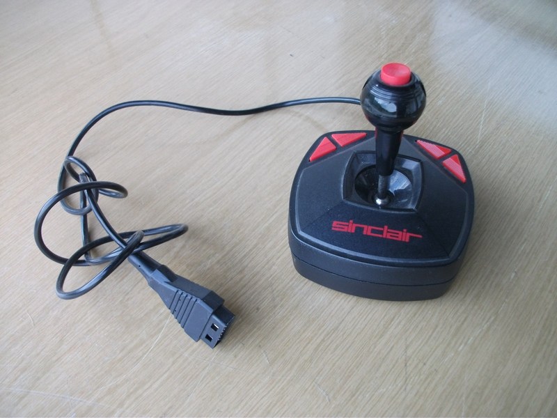 ovladac_joystick_sinclair_originalpc200_vsepred.jpg, 117kB