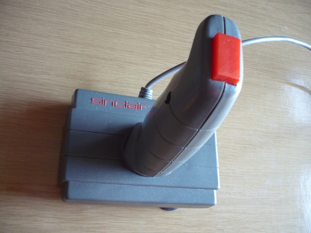 ovladac_joystick_sinclair_sjs1_pred.jpg, 56 kB