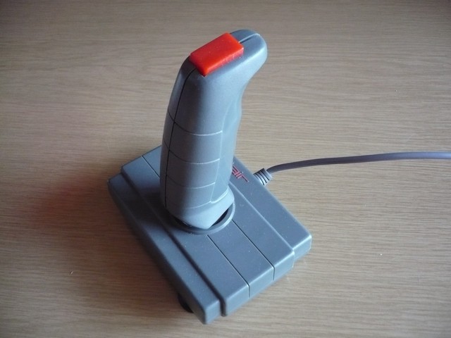 ovladac_joystick_sinclair_sjs1_vrch.jpg, 53 kB