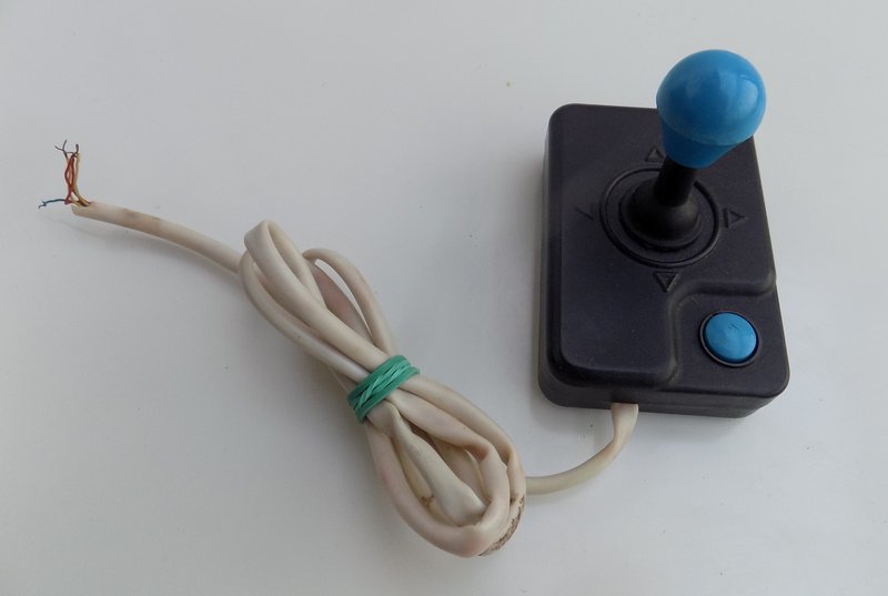 ovladac_joystick_sssr_cernymodryknofliky_pred.jpg, 85kB