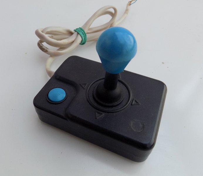 ovladac_joystick_sssr_cernymodryknofliky_spod.jpg, 89kB