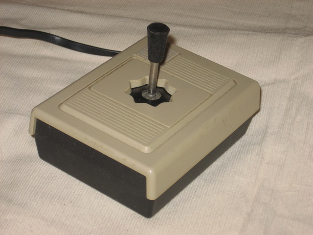 ovladac_joystick_thomson_mo5_original_spod.jpg, 102 kB