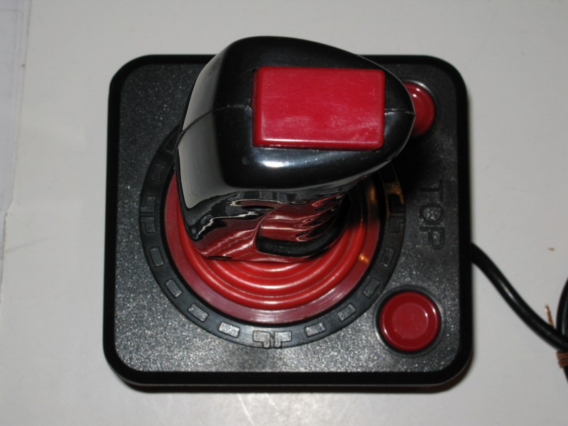 ovladac_joystick_topcernycervenytlacitkacervenykruh_pred2.jpg, 85 kB