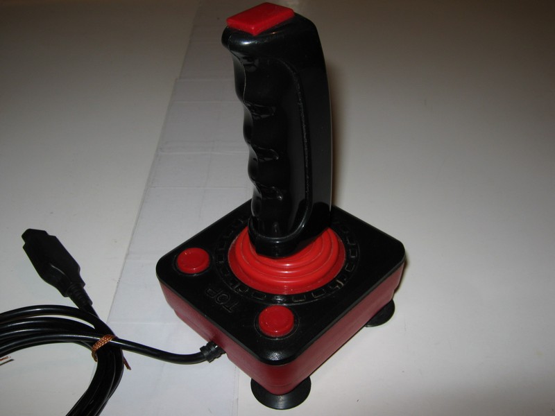 ovladac_joystick_topcernycervenytlacitkacervenykruh_spod.jpg, 64 kB