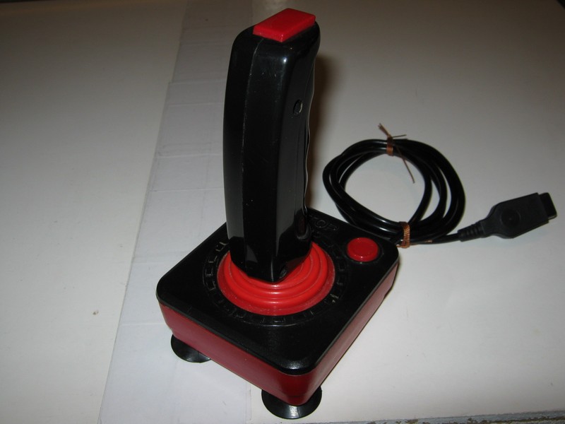 ovladac_joystick_topcernycervenytlacitkacervenykruh_vrch.jpg, 64 kB