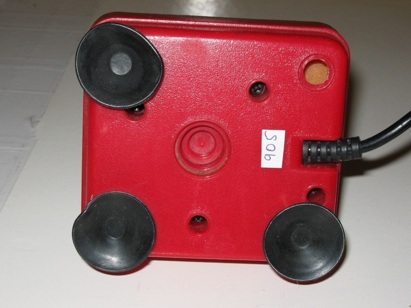 ovladac_joystick_topcernycervenytlacitkacervenykruh_vzad.jpg, 105 kB