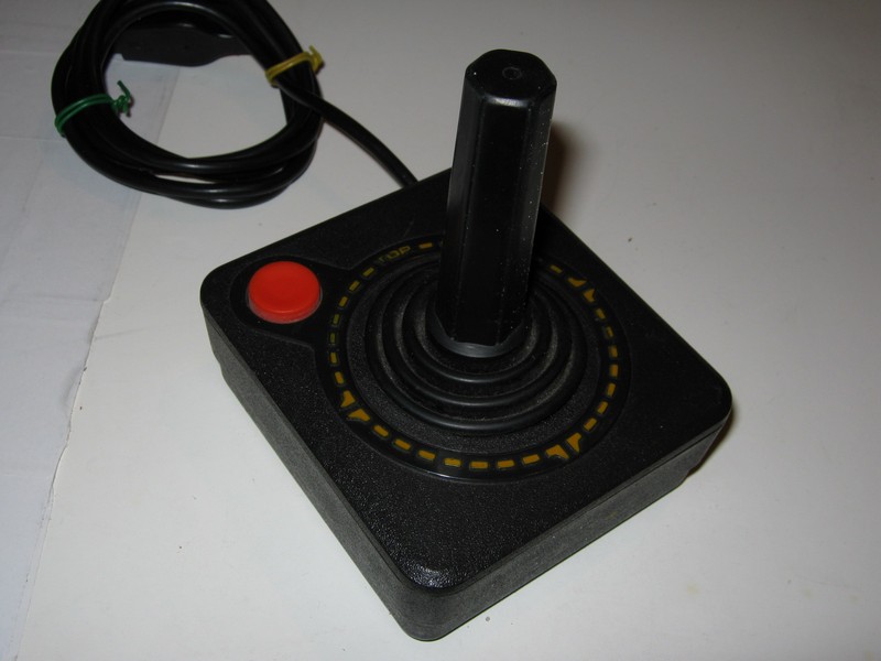 ovladac_joystick_topcernycervenytlacitko_spod.jpg, 70 kB