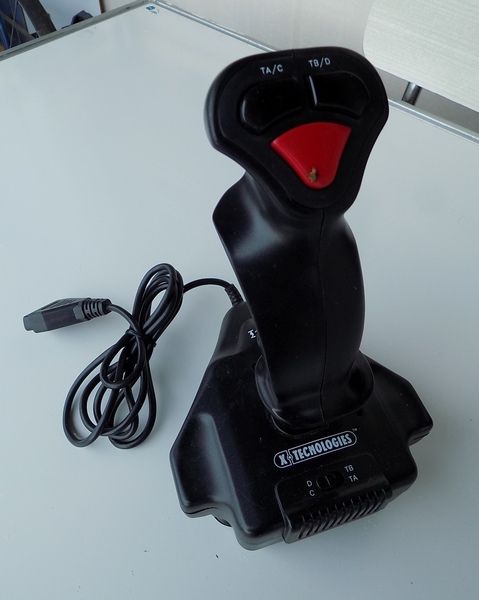 ovladac_joystick_xtechnologies_pred.jpg, 73kB