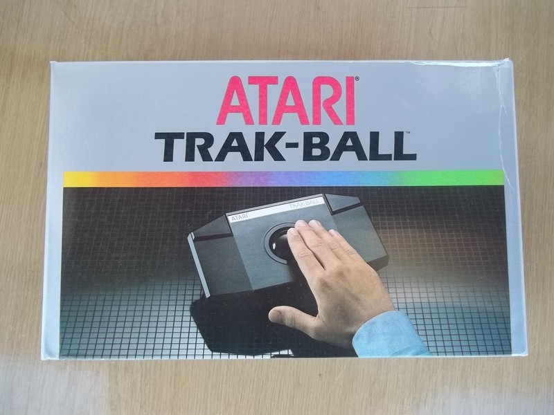 ovladac_trakbal_(atari)_atari_trakball_krabpred.jpg, 138 kB