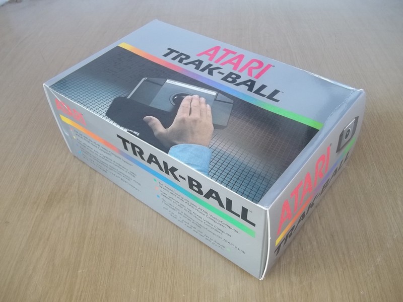 ovladac_trakbal_(atari)_atari_trakball_krabspod.jpg, 130 kB