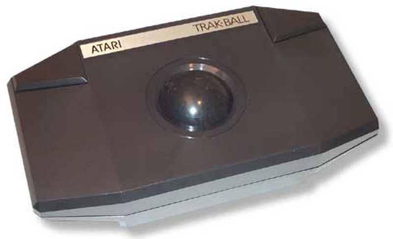 ovladac_trakbal_(atari)_atari_trakball_spod.jpg, 38 kB