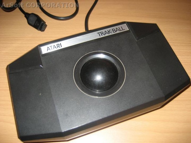 ovladac_trakbal_(atari)_atari_trakball_spod2.jpg, 84 kB