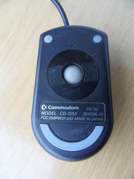 ovladace_mys_commodore_cdtv_vzad.jpg, 80 kB