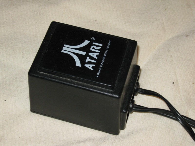 zdroj_atari_400_spod.jpg, 100 kB