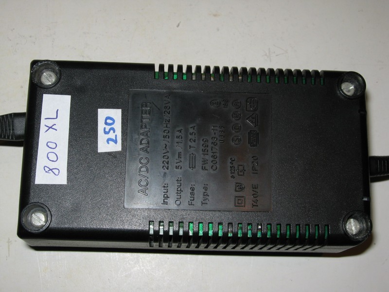 zdroj_atari_800xljiny_vzad.jpg, 110 kB