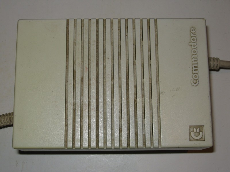 zdroj_commodore_a300_pred.jpg, 92 kB