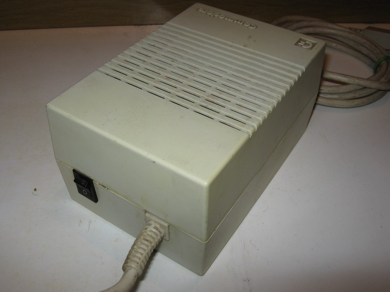 zdroj_commodore_a300_vrch.jpg, 72 kB