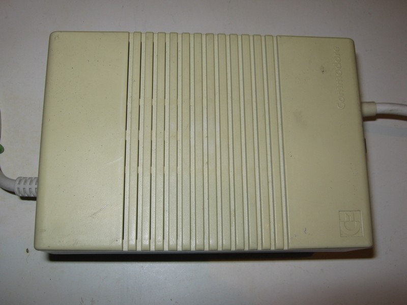 zdroj_commodore_a600_pred.jpg, 74 kB