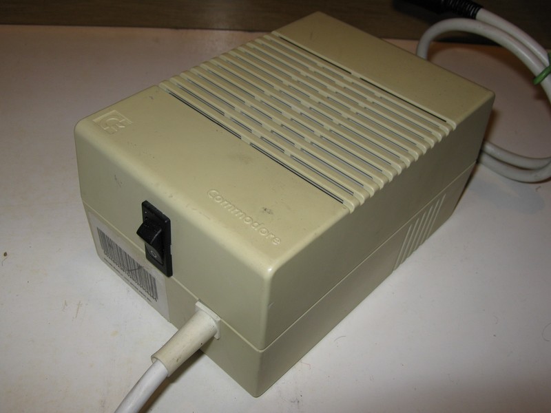 zdroj_commodore_a600_spod.jpg, 76 kB
