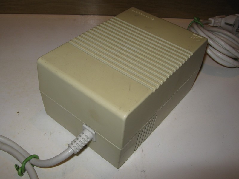 zdroj_commodore_a600_vrch.jpg, 71 kB