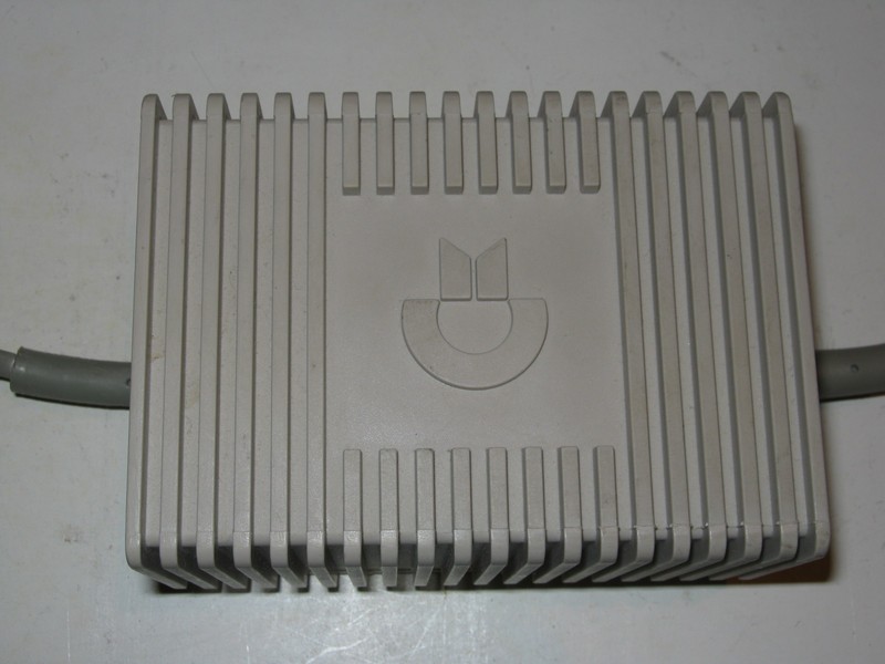 zdroj_commodore_c64_pred.jpg, 78 kB