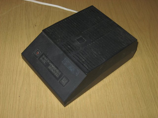 zdroj_elektronika_bk0011_spod.jpg, 52 kB