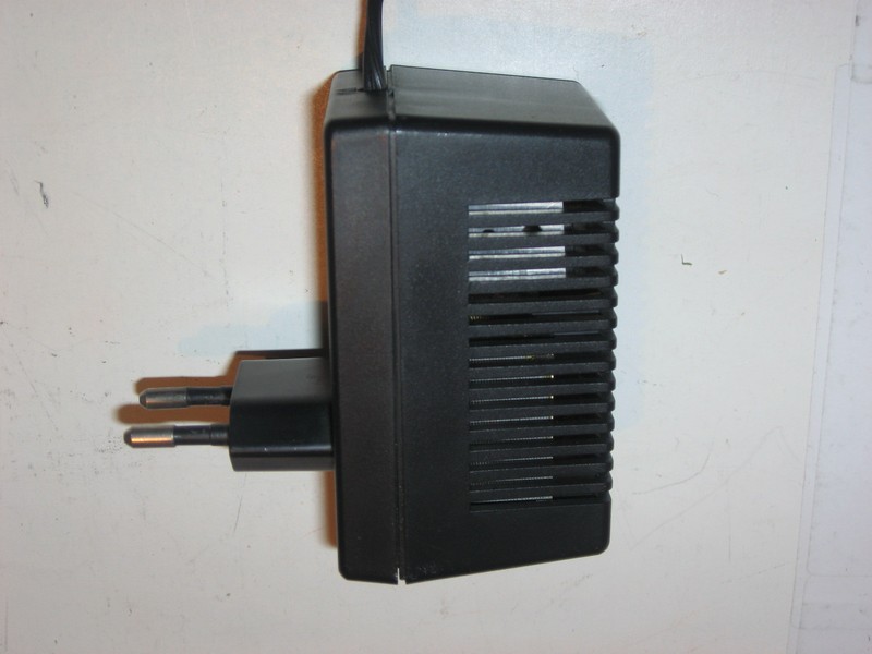 zdroj_tandy_trs80model100_spod.jpg, 70 kB